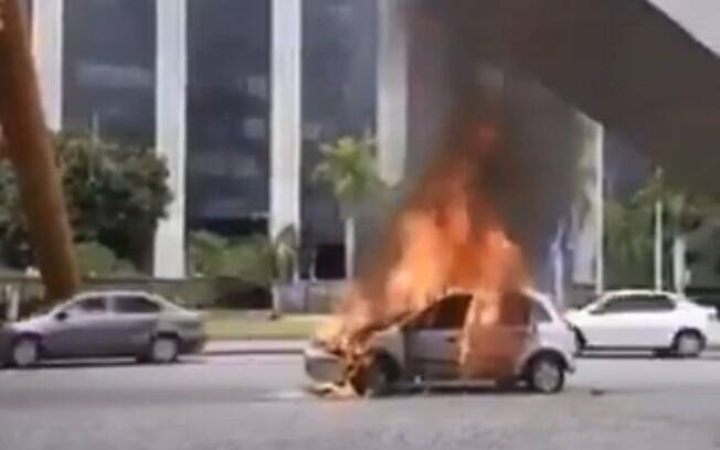 carro pega fogo no rio durante carnaval