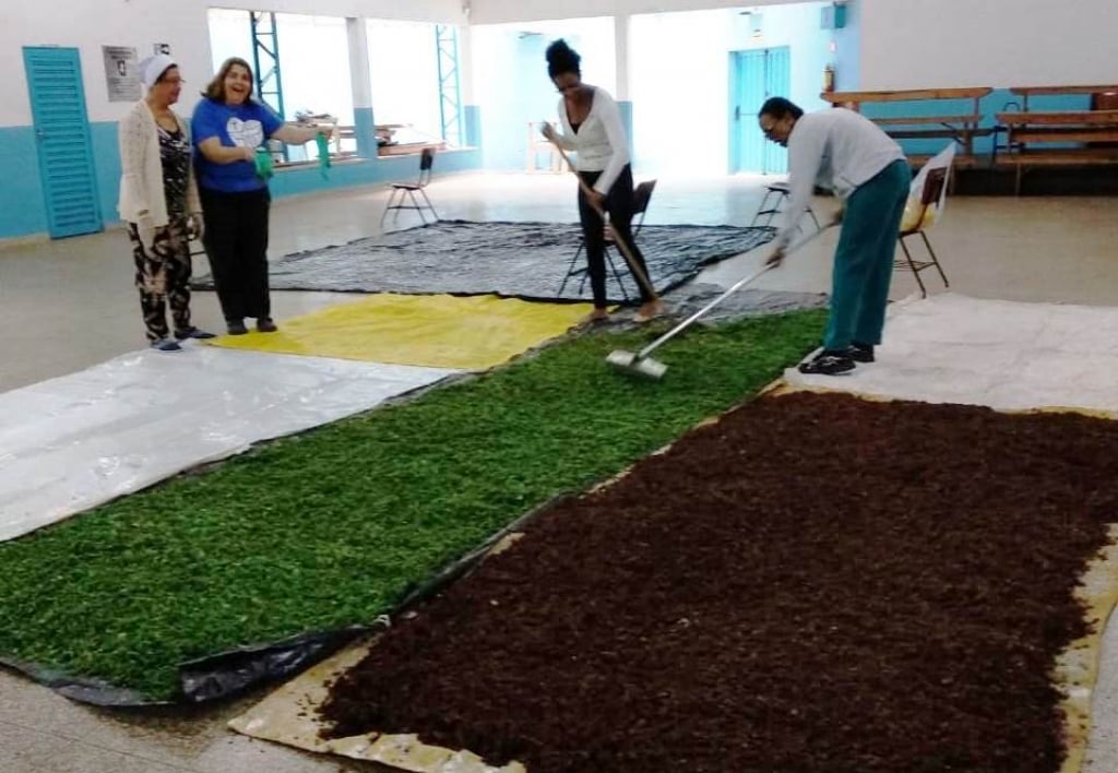 Voluntários da Paróquia Santa RIta preparam serragem para enfeitar ruas de MArília