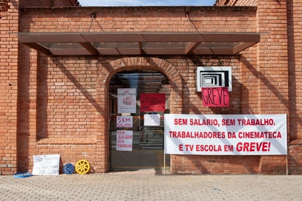 Protesto na Cinemateca Brasileira. Sem contrato, a Cinemateca foi cuidada por funcionários — Foto: Facebook trabalhadores da Cinemateca Brasileira