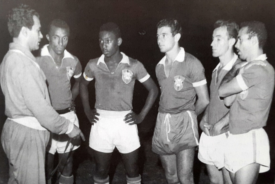 Técnico Sylvio Pirillo orienta os jogadores, no treino antes da partida contra a Argentina. Entre Maurinho e Luizinho, o jovem Pelé