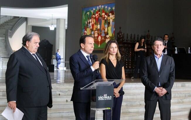 O governador João Doria, ao centro, em coletiva de imprensa