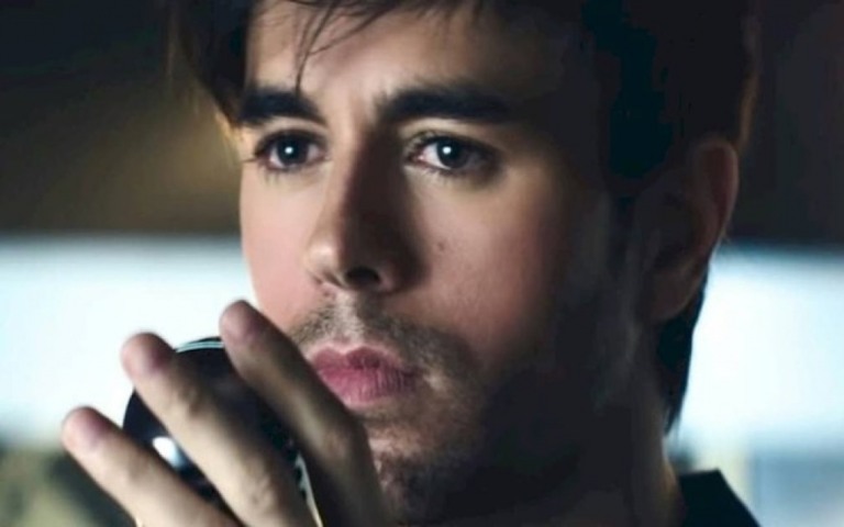 Enrique Iglesias lança faixa totalmente em espanhol