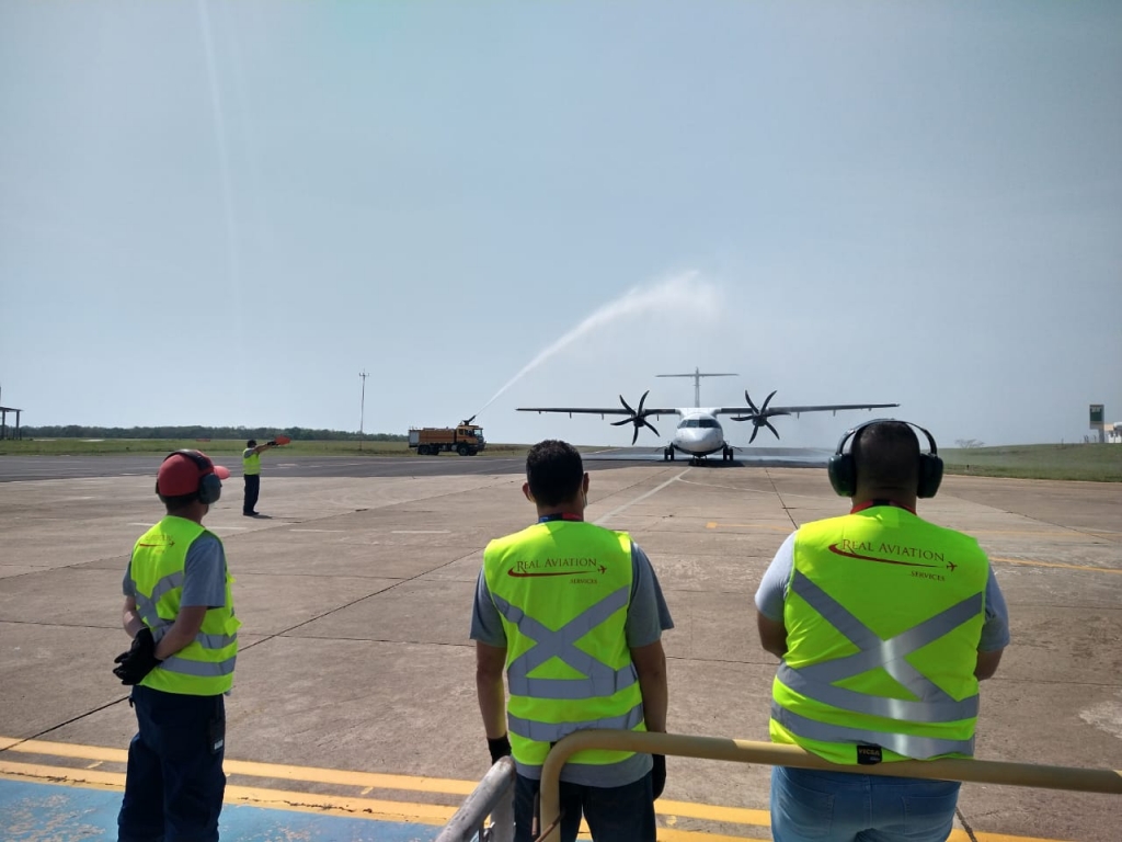 Azul retoma voos de modelo ATR em Marília com direito a 'batizado' para avião