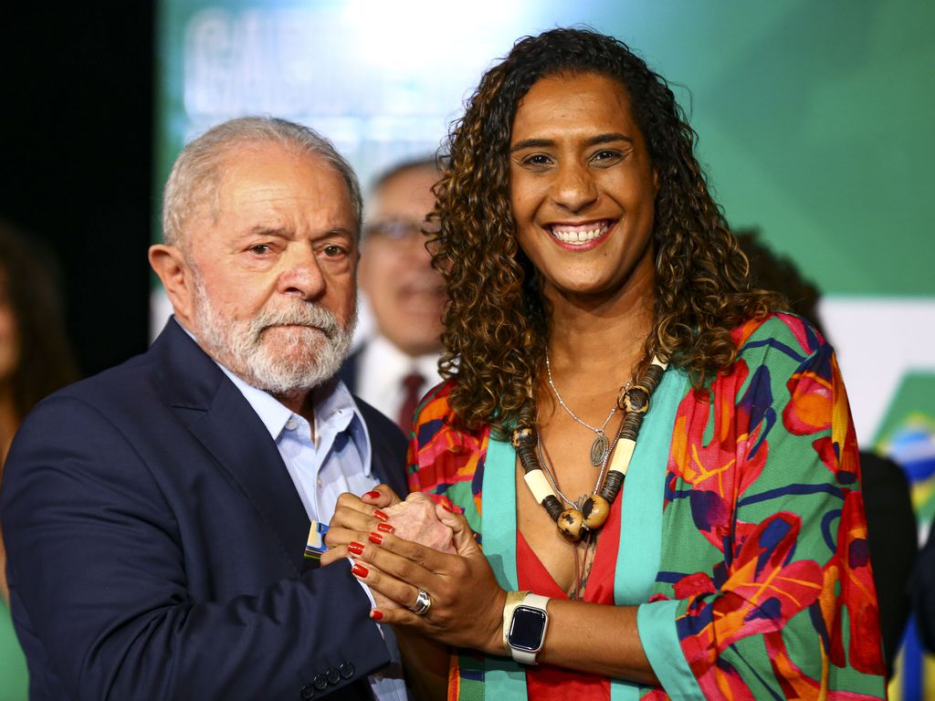 O presidente eleito, Luiz Inácio Lula da Silva, e a futura ministra da Igualdade Racial, Anielle Franco, durante anúncio de novos ministros que comporão o governo.. Foto: Marcelo Camargo/Agência Brasil - 22.12.2022