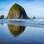 A Haystack Rock é uma pedra que tem 70 metros acima da água, localizada em Cannon Beach. Foto: TripAdvisor