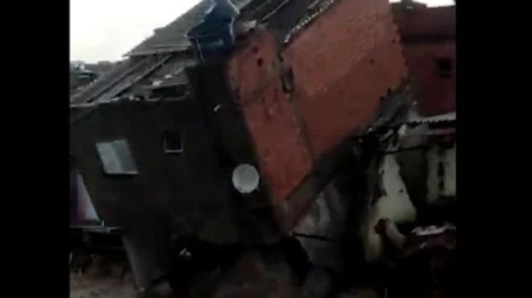 Vídeo: casa desaba sobre córrego durante chuva na Zona Leste de SP