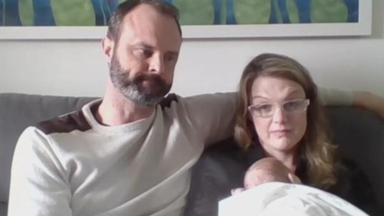 Reprodução/WCO Chris e Cheri Phillips com o bebê Greyson