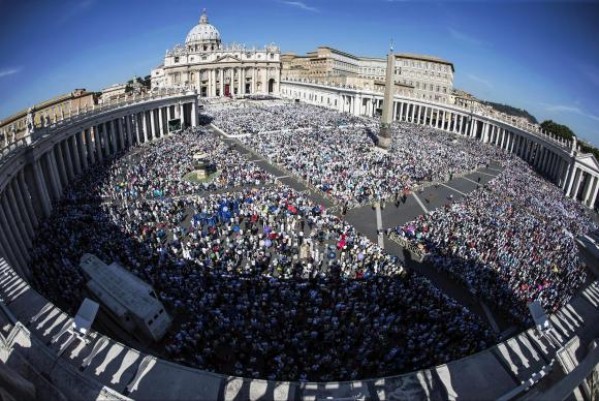 Missa reúne milhares de fiéis na canonização de Madre Tereza –