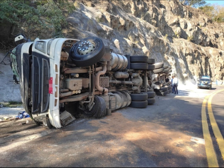 Tombamento de carreta provoca morte e complica trânsito na BR-153