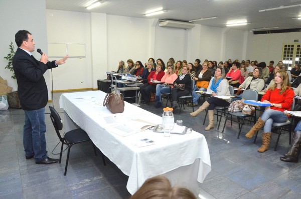 Secretário da Administração, Marco Antonio, apresenta projeto a diretores e professores – Divulgação