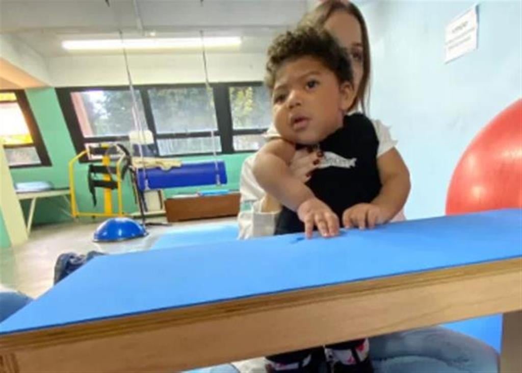 Theo, dois anos, precisa de carrinho postural em Marília e família faz campanha