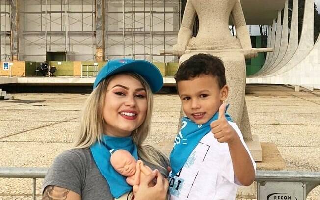 Sara Winter com seu filho de 4 anos