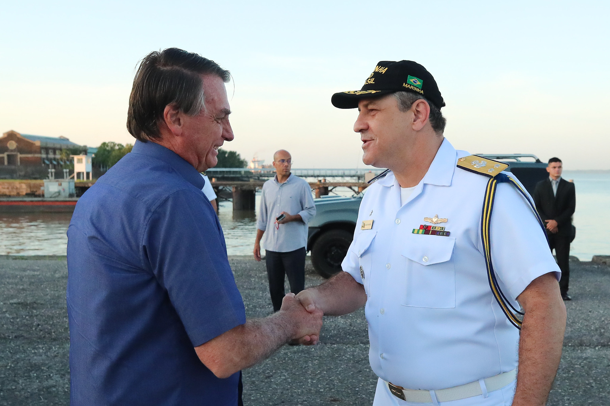 Presidente da República Jair Bolsonaro recebe chega à Base Naval Val-de-Cans, e embarca no Navio Hidroceanográfico (NHo) Garnier Sampaio. Foto: Isac Nóbrega/PR - 08.10.2022