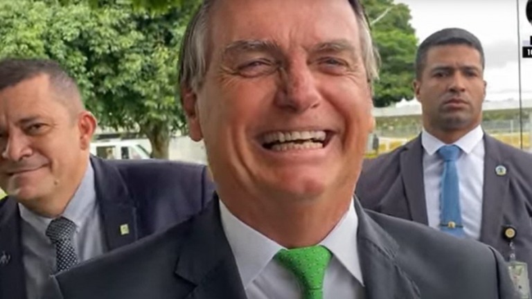 Bolsonaro fala sobre cartão corporativo e acusa TV Globo de corrupção