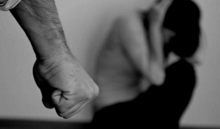 Mulher esconde filhos em mato para fugir de marido agressivo em Marília