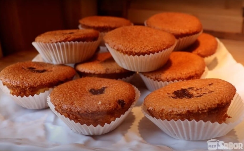 Cupcake simples com gotas de chocolate, praticidade e sabor juntos!