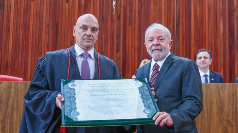 Saiba o que estava escrito no diploma que Moraes entregou a Lula
