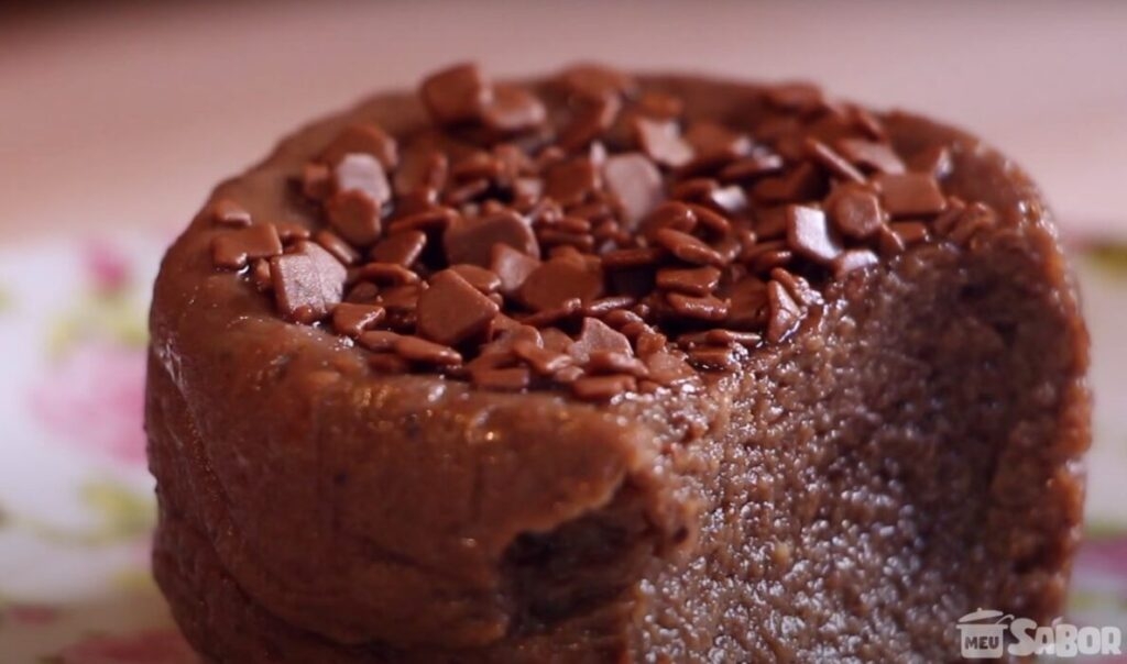 Quer comer um Brigadeiro mas está com preguiça de ir para o fogão? Faça no micro-ondas, Um Brigadeirão super fácil e gostoso