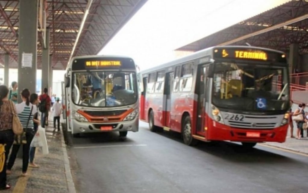 Aposentada acusa lesão 'prensada' na porta ao descer de ônibus em Marília