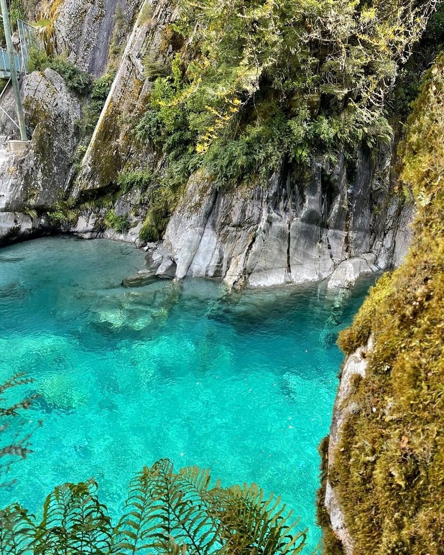 Uma das famosas piscinas naturais da Ilha Sul neozelandesa, Blue Pools.. Foto: Reprodução/Instagram 26.01.2023