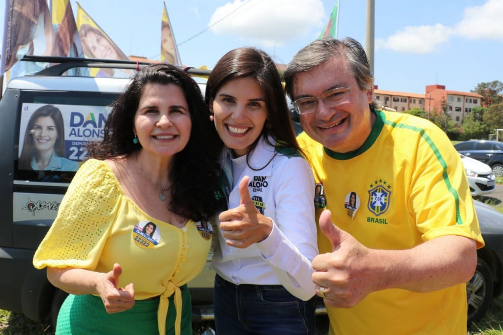 Daniel Alonsa com a filha e deputada eleita, Daniele Alonso, e a esposa, Regina