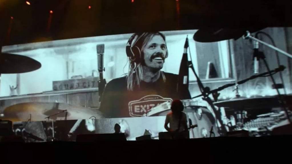 Na bateria, filho de Taylor Hawkins homenageia o falecido pai