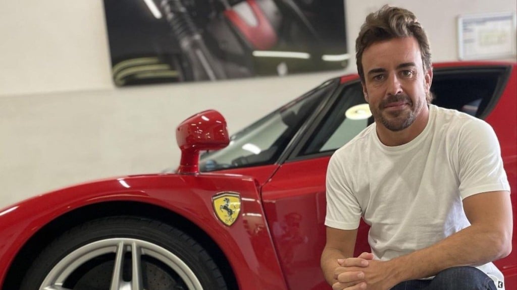 Divulgação Casa de leilão postou rara imagem de Alonso com a Enzo