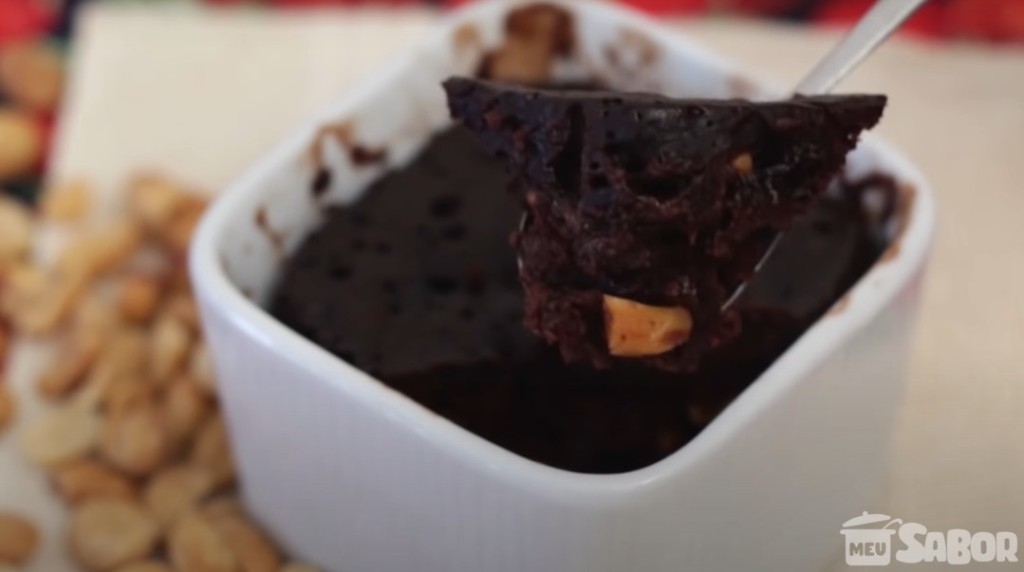 Sobremesa rápida e gostosa de micro-ondas: Brownie de chocolate com amendoim