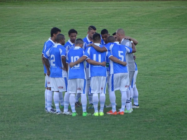 MAC joga bem, sofre com faltas e vence em casa