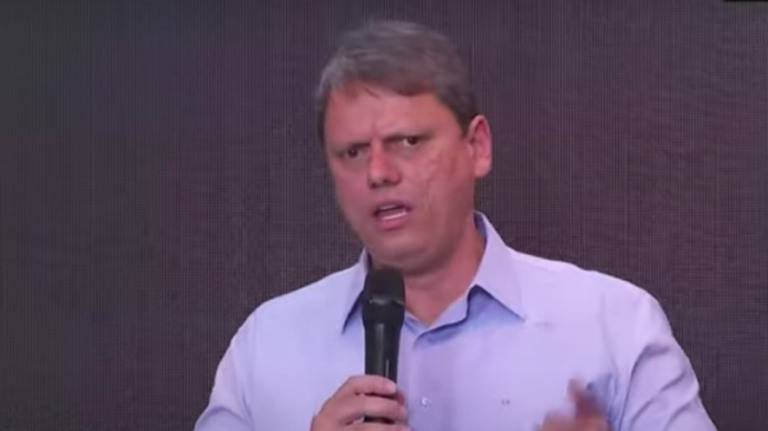 Tarcísio confirma recuo e diz que vai manter câmeras nas fardas da PM