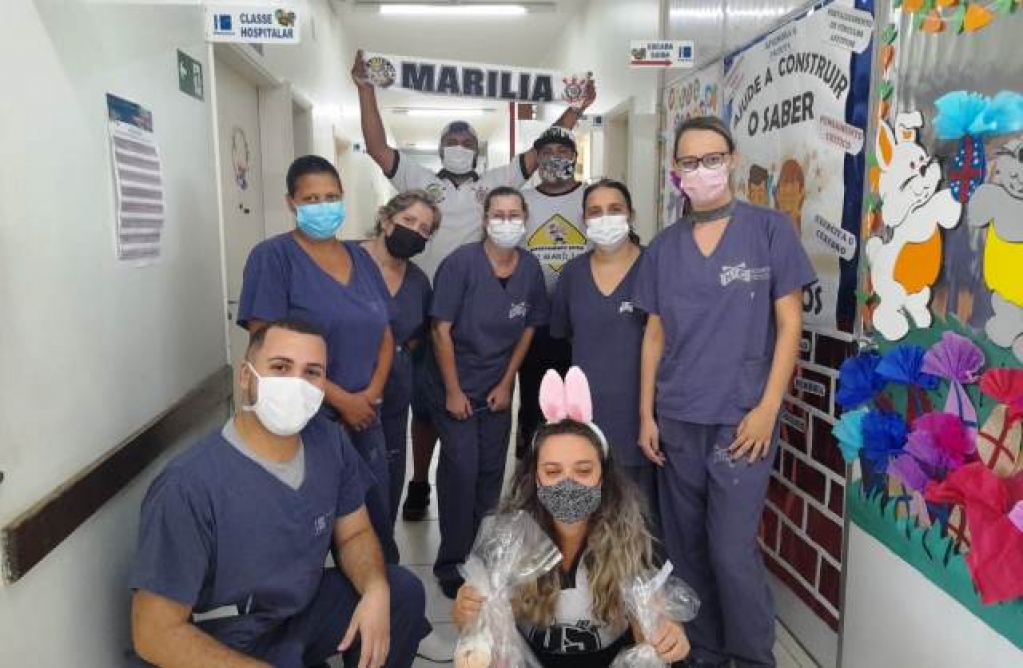 Torcida do Corinthians entrega brinquedos a crianças em hospital de Marília