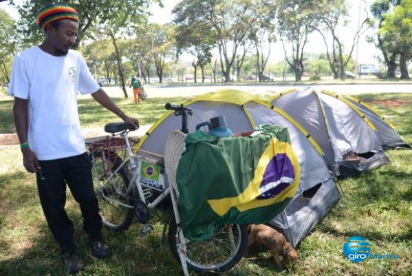 Ciclista pedala 2.000km para pedir impeachment