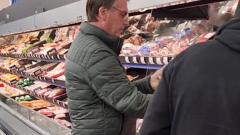 Após alta hospitalar, Bolsonaro é visto em supermercado dos EUA