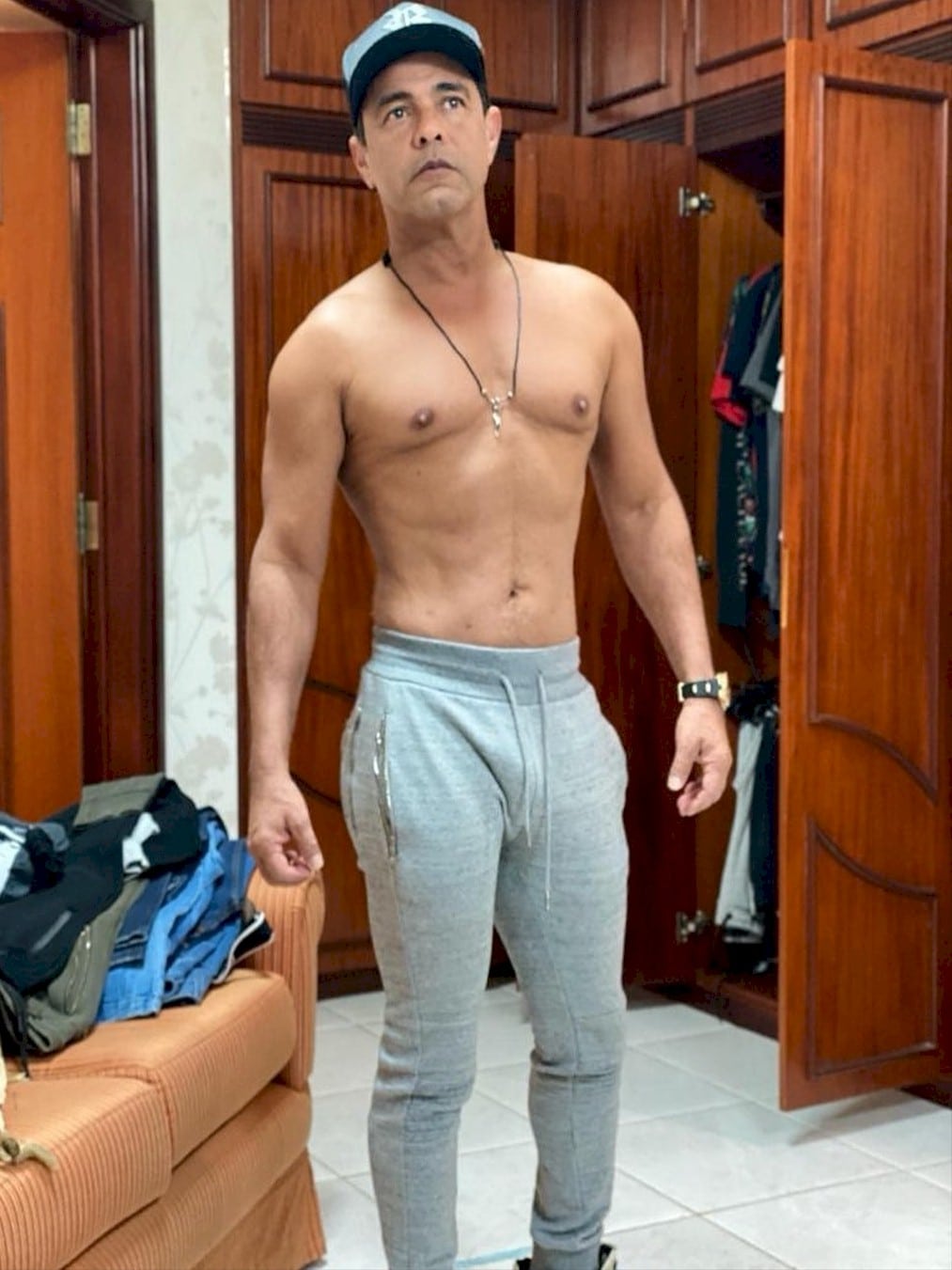 Zezé di Camargo chama atenção na web ao posar sem camisa: 
