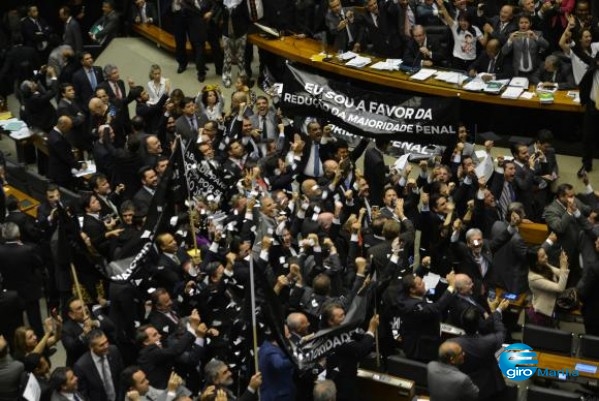 Plenário da Câmara dos Deputados aprovou, em primeiro turno, por 323 votos a 155, emenda que reduz a maioridade penal. Foto: Fabio Rodrigues Pozzebom/Agência Brasil