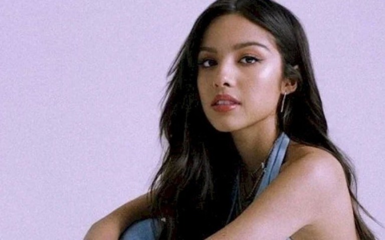 Olivia Rodrigo divulga trailer e pôster do filme "Sour"