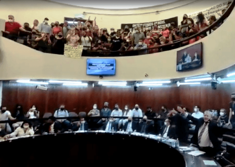 Servidores de Marília discutem greve contra reforma; vídeos mostram sessão tumultuada