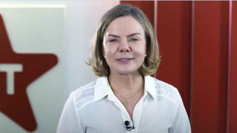 Reprodução/Twitter – 30.03.2023 Gleisi Hoffmann posta vídeo em redes sociais antes de retorno de Bolsonaro ao Brasil
