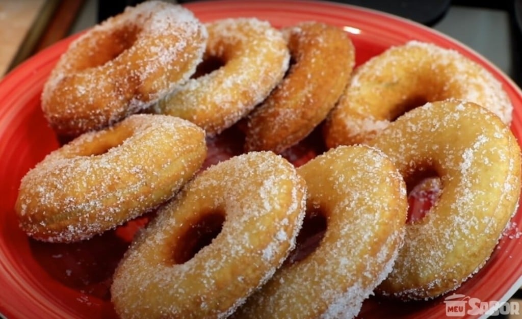 Aprenda a fazer Donuts Tradicional, com açúcar de confeiteiro!