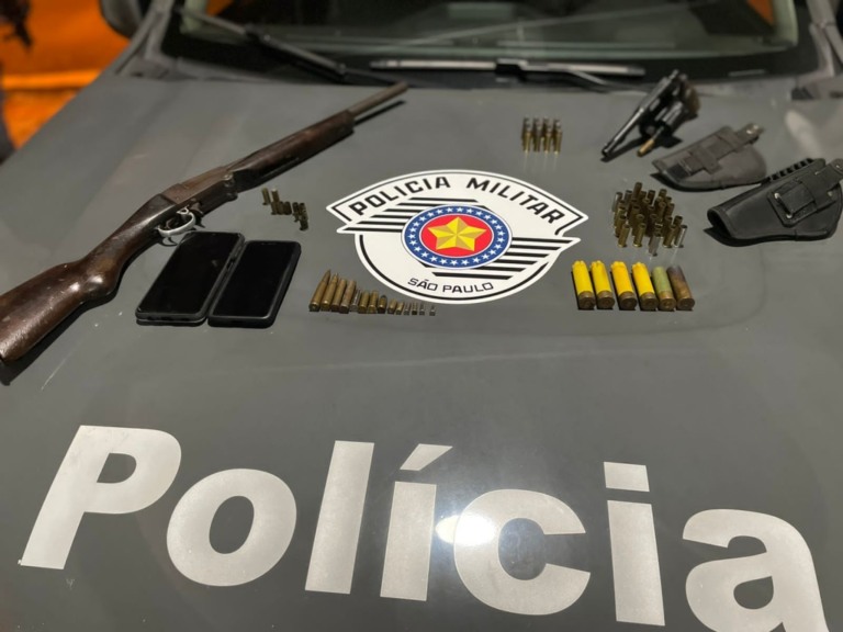 Baep apreende armas, munição e prende dois no bairro Maracá