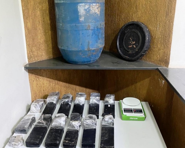 Canil e rondas do Baep apreendem drogas em casas e mata na região, dois presos
