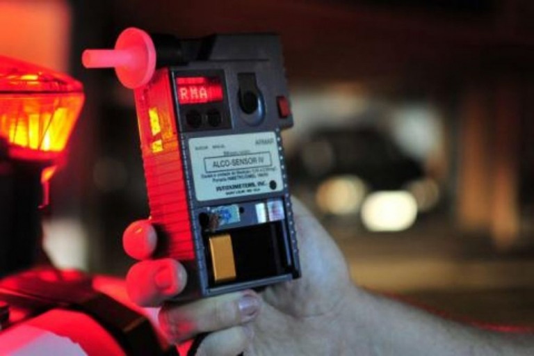 Autônomo sem habilitação é detido acusado de embriaguez em moto