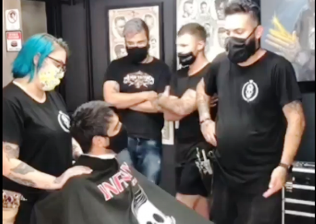 Barbearia faz homenagem surpresa a cliente com câncer no Paraná e viraliza; assista Barbearia faz homenagem surpresa a cliente com câncer no Paraná e viraliza; assista
