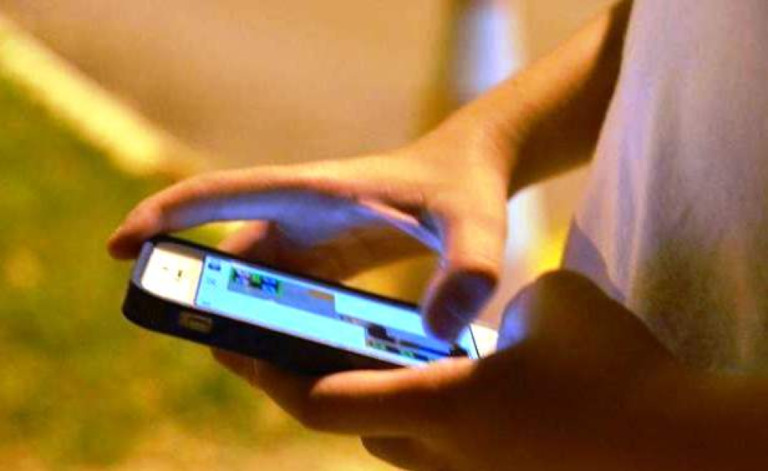PM rastreia celular após roubo e recupera em residência; suspeito fugiu