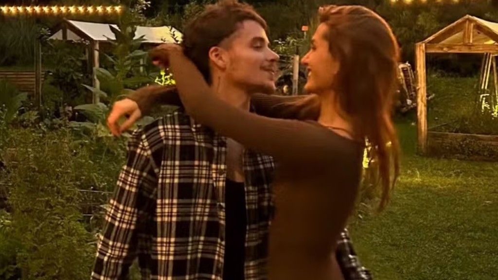 Com mão boba, João Lucas exibe clique romântico com Sasha: ‘Clique ousado!’ Com mão boba, João Lucas exibe clique romântico com Sasha: ‘Clique ousado!’