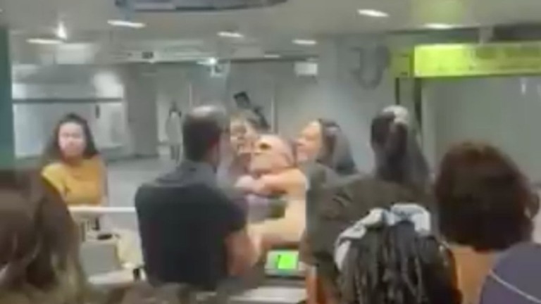 Reprodução/redes sociais – 14/03/2024 Homem negro é agredido com ‘mata-leão’ por seguranças do Metrô de SP