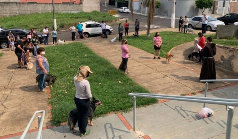Marília tem benção de animais, arrecadação de ração e missa para São Francisco