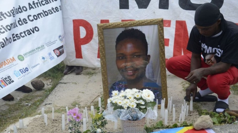 Parentes prestam homenagens a Moïse Kabagambe um ano após assassinato