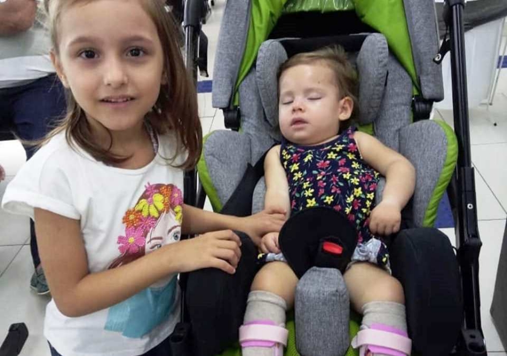 Bia e Valentina – Criança com paralisia reage à perda de amiga em Marília e emociona, veja
