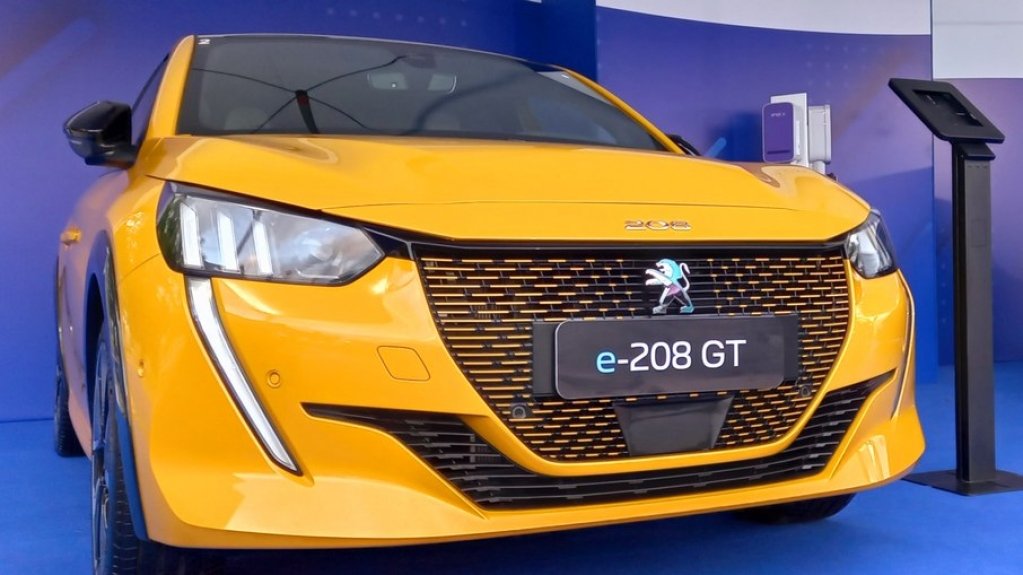 Peugeot 208 elétrico chega em outubro e aparece em exposição em SP